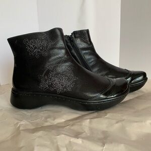 Naot black sz 39, 8.5 embroidered boots with zippers.